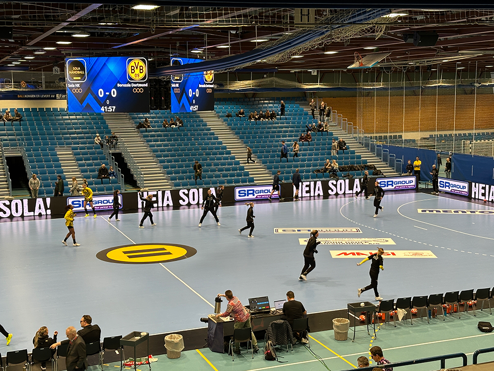 Perimeterskjermer i bruk i forbindelse med en av Sola HK Europa Cup kamper